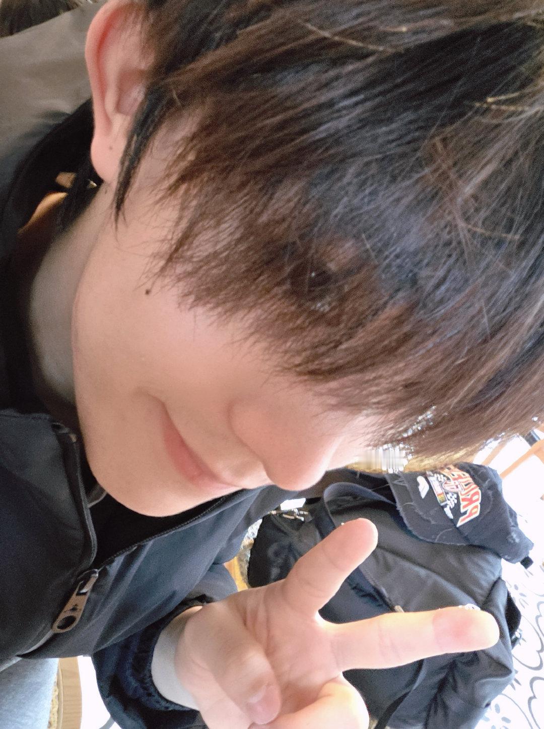 苏新皓周末游玩碎片来啦！和食物一起比耶，调侃路边的石头墩儿胖，在 的世界里一切都