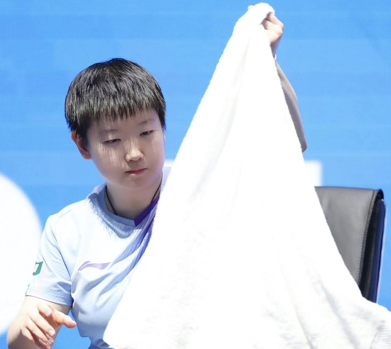 这次亚洲杯比赛

在场上有一个细节

我观察了很久，就是孙颖莎局间休息的时候，特