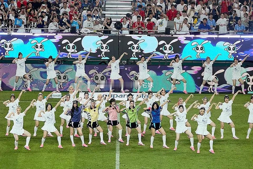 ⚽2024年8月NewJeans为拜仁对阵热刺友谊赛开球并在中场休息时表演 