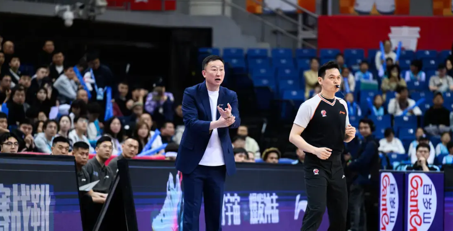 刘维伟：我觉得确实在进攻端太不正常了，特别是今天的三分