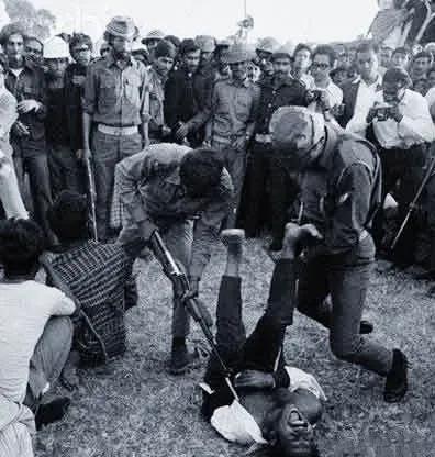 1971年3月25日深夜，达卡大学宿舍里，一个叫沙菲克的男生正在准备期末考试。他