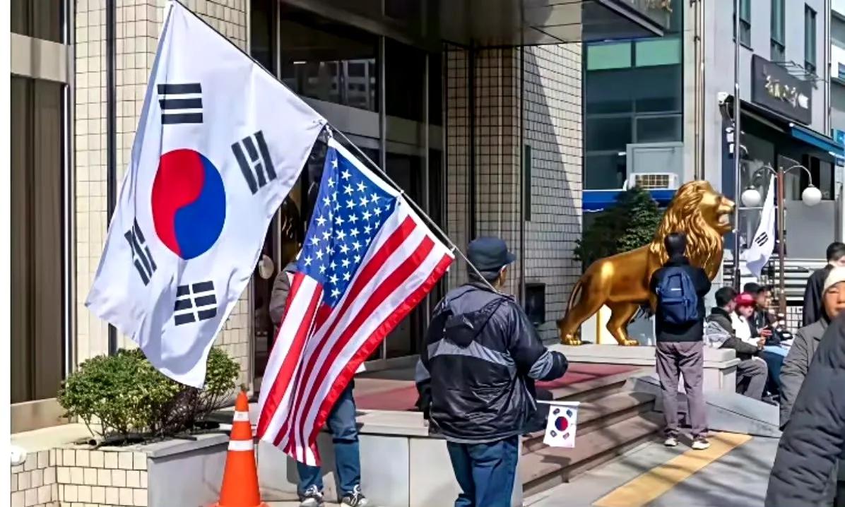 差点没被这个韩国网民给笑死。

一个韩国网民问：首尔正在举行反华大游行，为什么你