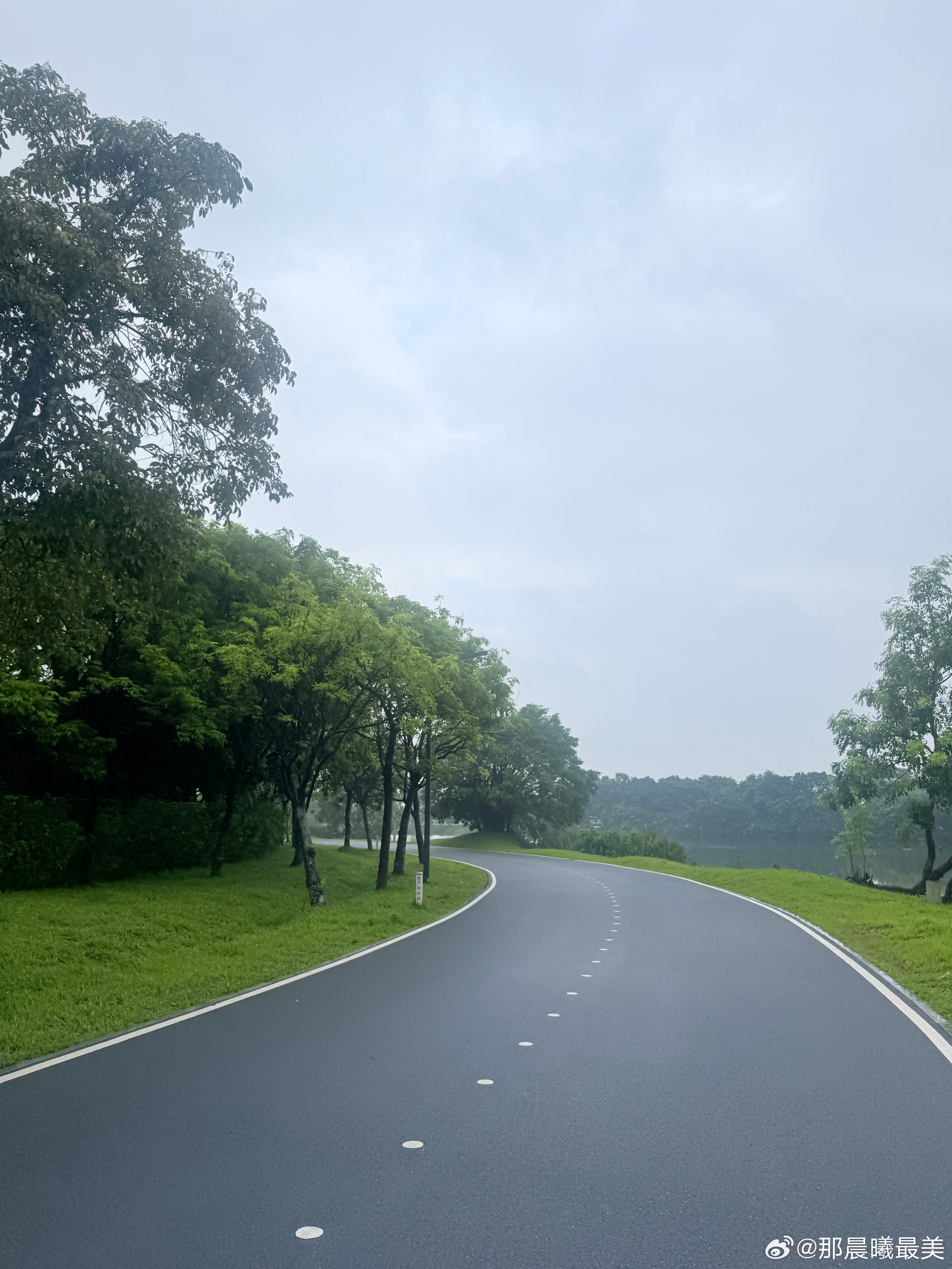 昨天跑休一天，今天果然不一样，体感轻松多了。早上雨大，等小一点才出门。蒙蒙细雨中