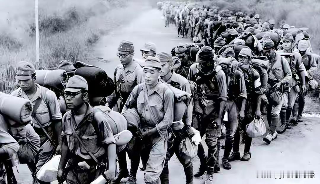 看这群日本鬼子所表现出来的精神状态，应该是战败投降后的情景，脸上已经没有了嚣张跋