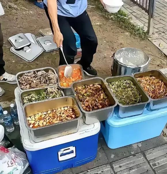 ​一觉醒来
被这对卖10元盒饭攒下两套房的夫妻
给震惊了！​很多人在忙着算账，说