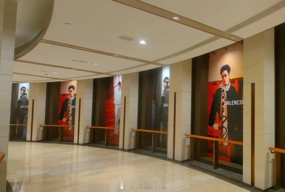 陈飞宇巴黎世家新年地广已经铺了 好红火啊 