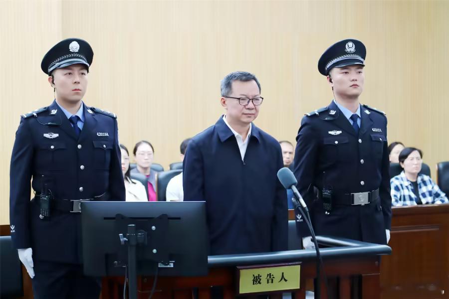 李刚受贿1.02亿余元12月3日，李刚受贿案宣判，被告人李刚以受贿罪判处有期徒刑