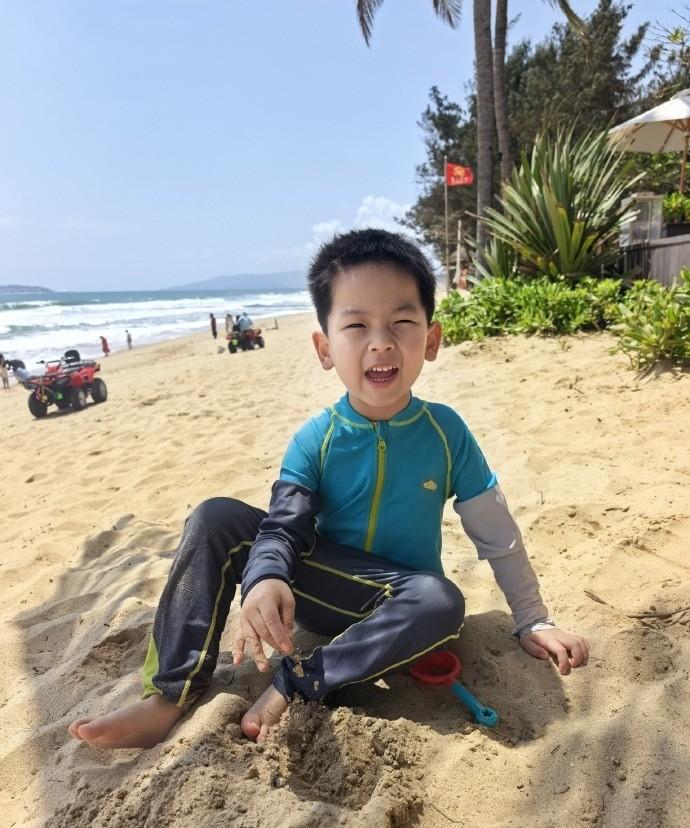 今天的 KPI 超简单，就是发呆加挖沙️！躺在舒服的海边躺椅上，伴着涛声美美睡了