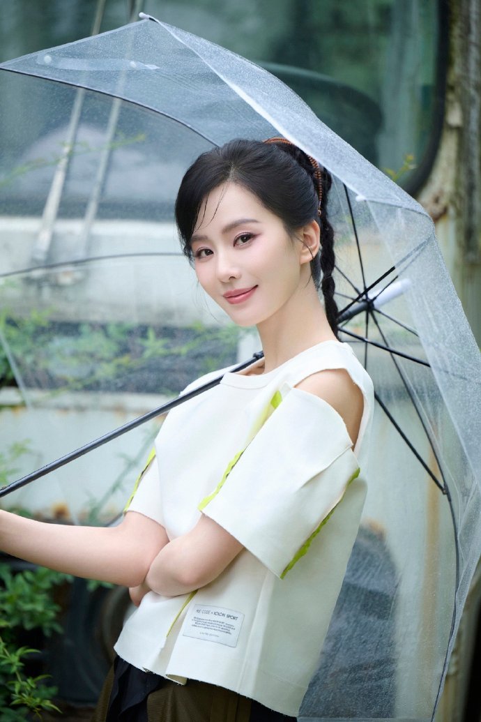 刘诗诗、虞书欣、李一桐、杨超越，六一女艺人营业！！ ​​​