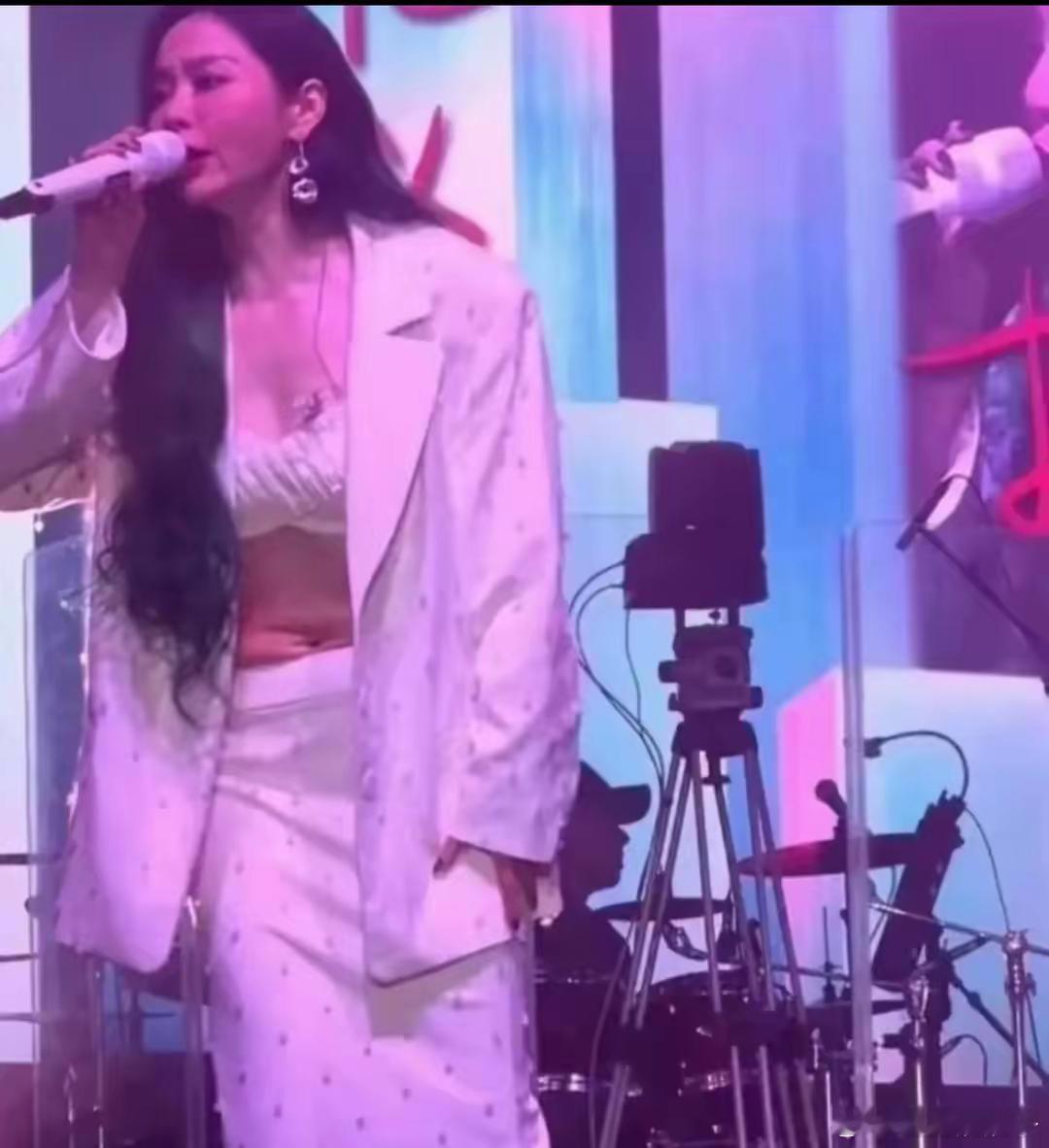张靓颖这衣服是没穿好吗？网友：怎么肚子上这么多赘肉 ​​​