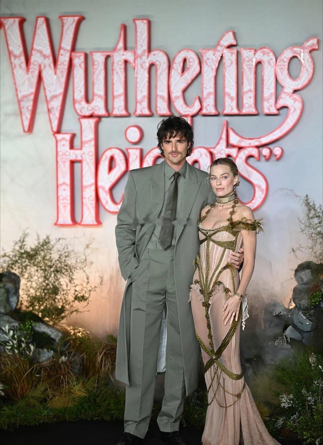 西方时尚圈的脑洞真是越来越大了！玛格特·罗比出席《呼啸山庄》首映礼，这一身造型直