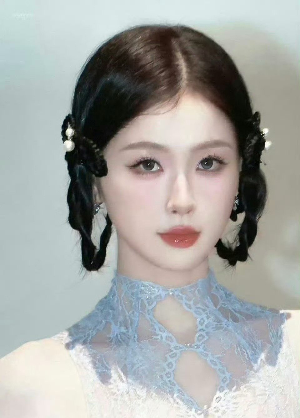 虞书欣不是挺好看的吗？身材好、脸蛋紧致 