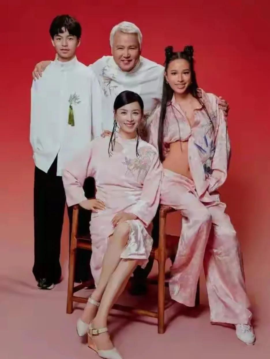 难道在国外待久了面相也会变？

看她女儿面相都欧美范了

小男孩但是有点像爸爸