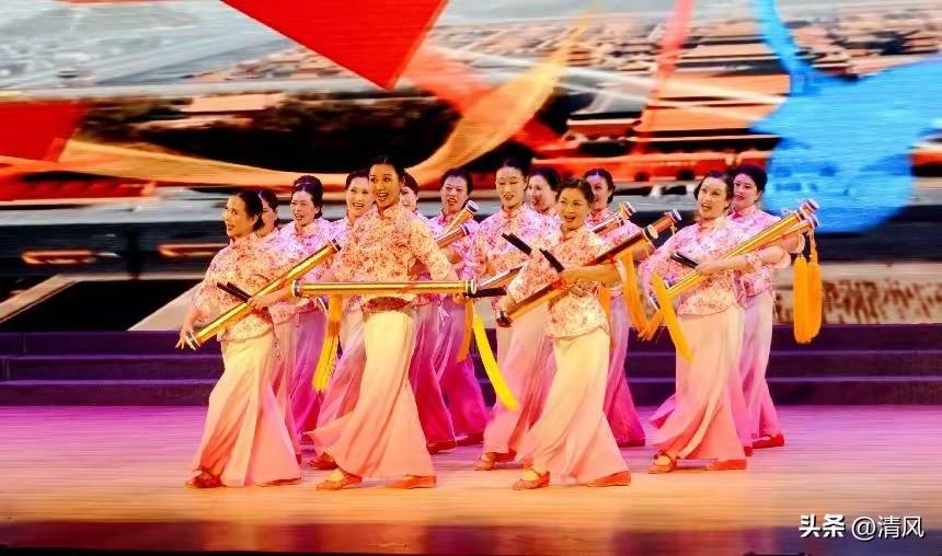 在这里，大家不仅能学到新知识，还能尽情投入到唱歌、跳舞、弹琴、写字等丰富多彩的活