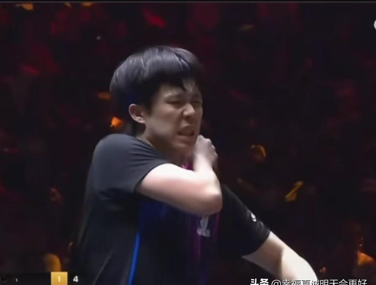 国乒的“大头”王楚钦，真是个“矛盾体”。
内战对小将，他总把比赛拖满，像个陪练教