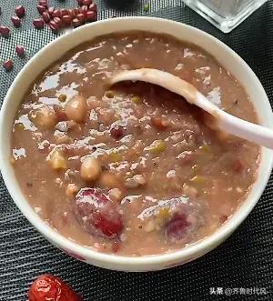 ＃奶奶的八宝粥＃
六奶奶喝上“八宝”粥”的时候，前边五个奶奶全不在人世了，到走也