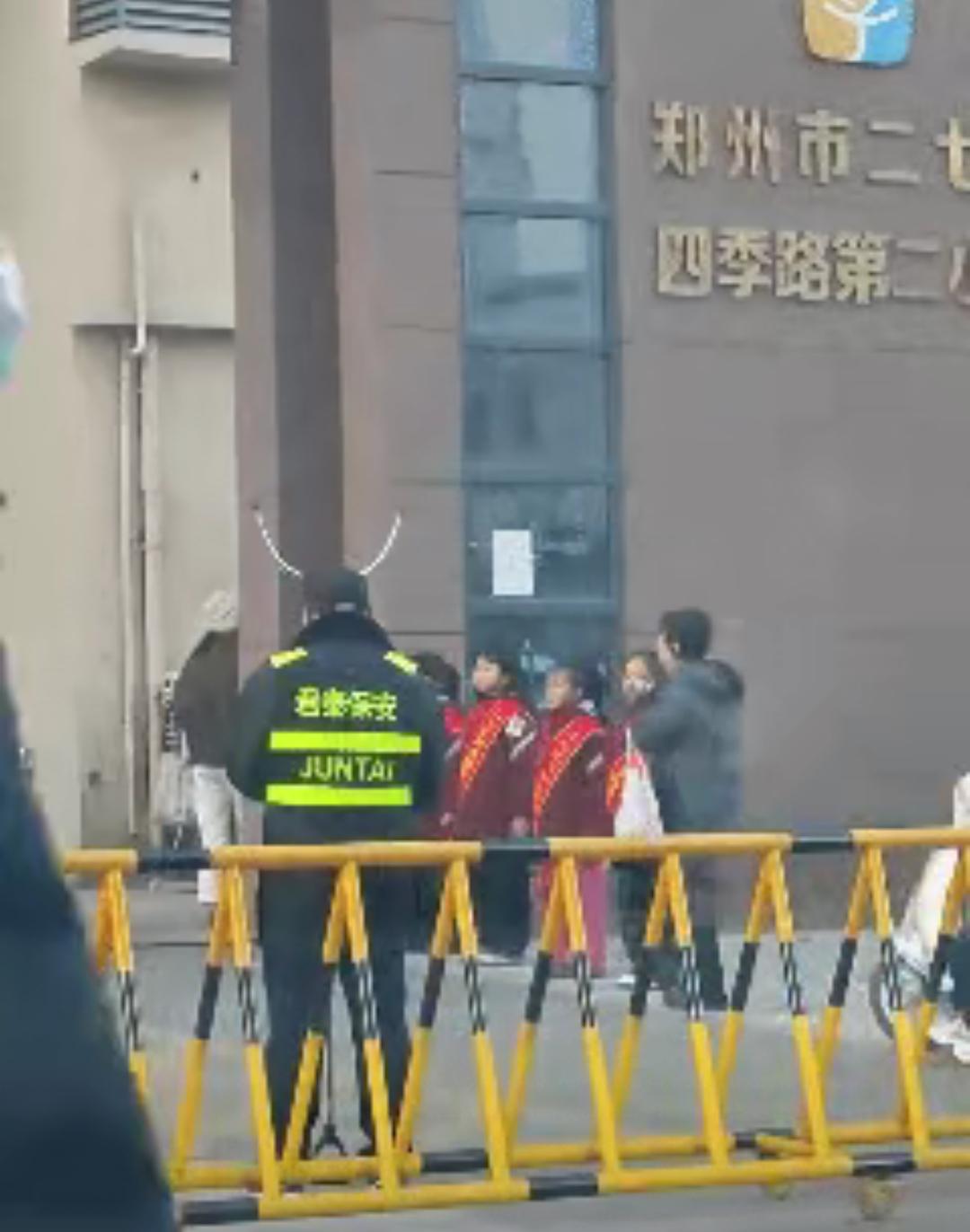 孩子弯腰敬礼喊“老师好”，老师却扭头就走？郑州这所小学的校门口画面，真的戳中了很