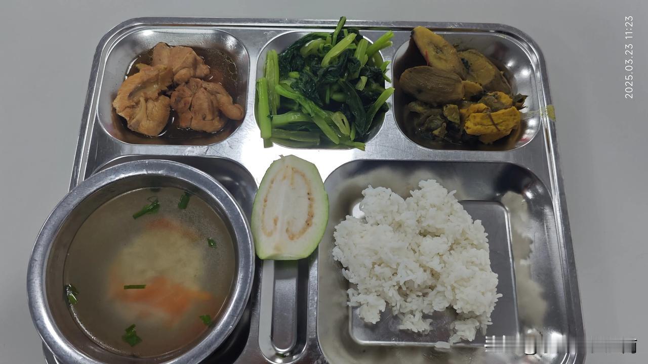 今天突发奇想，去食堂搞了一顿越南餐，总结下来就是:清汤寡水。
肉菜是水煮鸡肉，带