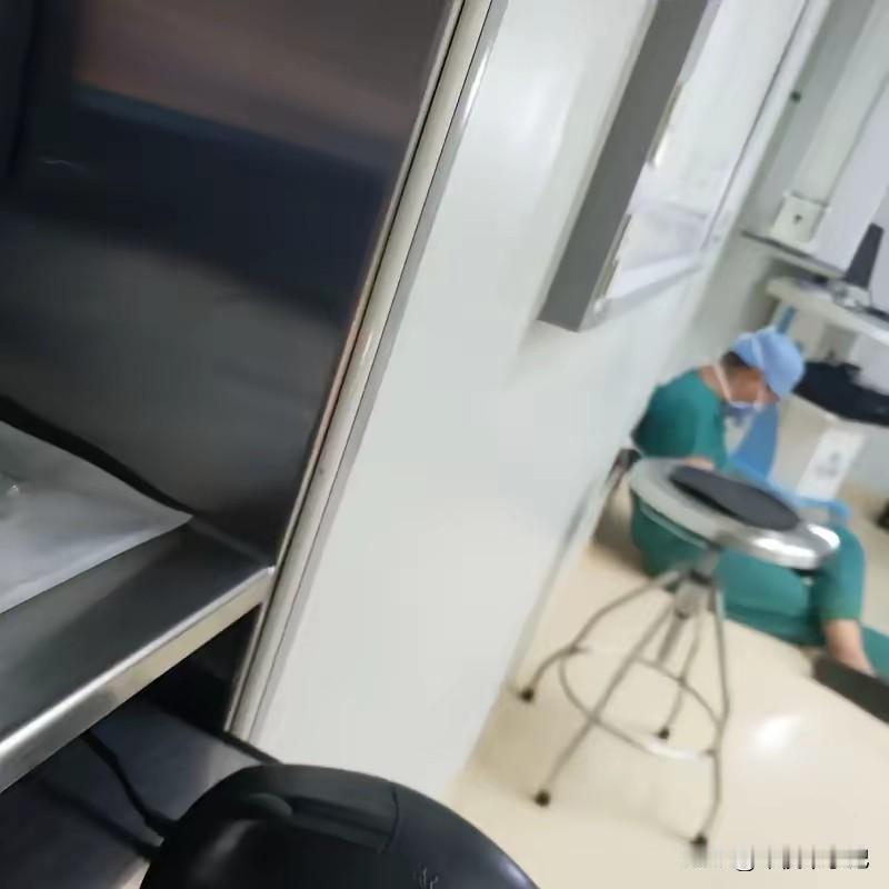 山西有位女患者，全麻后躺上了手术台。医生还没动第一刀，旁边的护士先掏出手机，对着