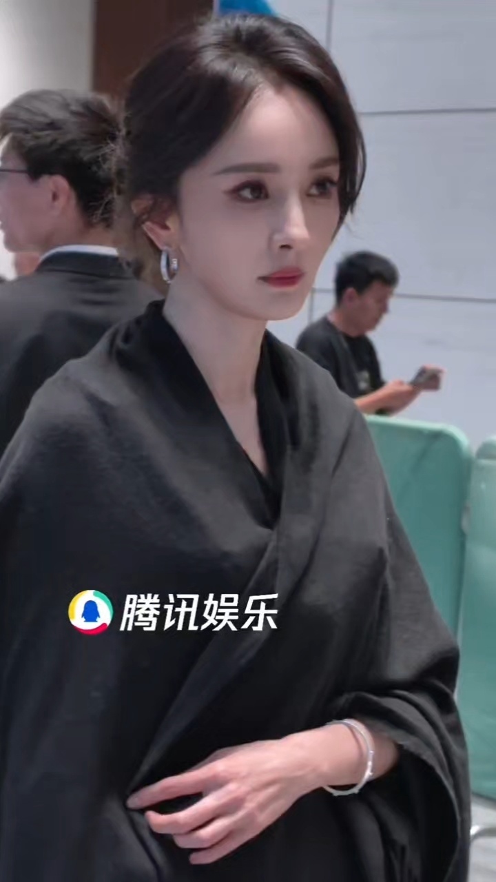 杨幂白玉兰红毯生图状态杨幂精致的像洋娃娃丝绒长裙加分，杨幂举手投足尽显从容大气气
