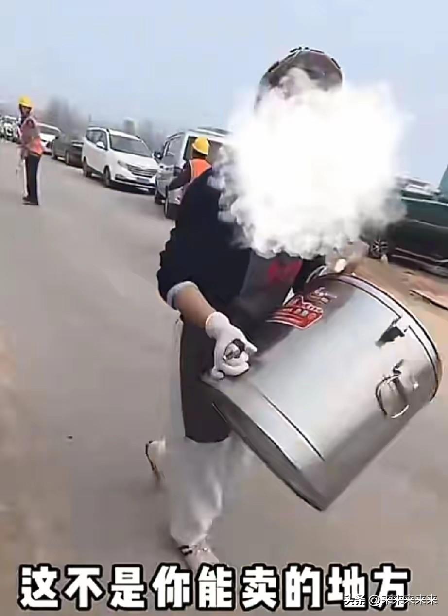 近日，济南一段工地门口摆摊小伙的盒饭被人当众倒掉的视频，在网上引发了持续关注。