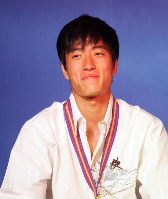 2004年刘翔跨栏夺冠后，开发商送他一套225万的房子，他豪气地送给教练，不料，