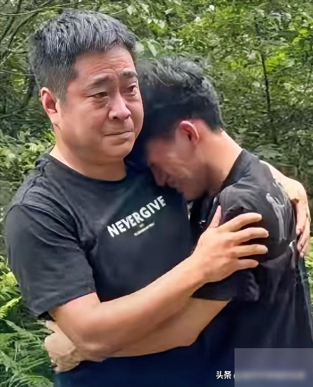 泪目！湖南，一男子考试结束后来到父母坟前祭拜，突然男子转身朝表哥跪下，这一下，比