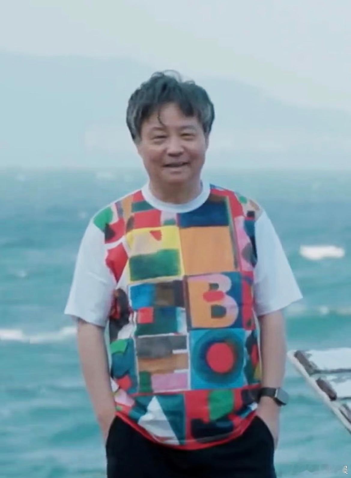 余华老辈子上网主打一个实诚别人网红运营靠文案包装，余华老辈子纯靠真实圈粉。网友扎