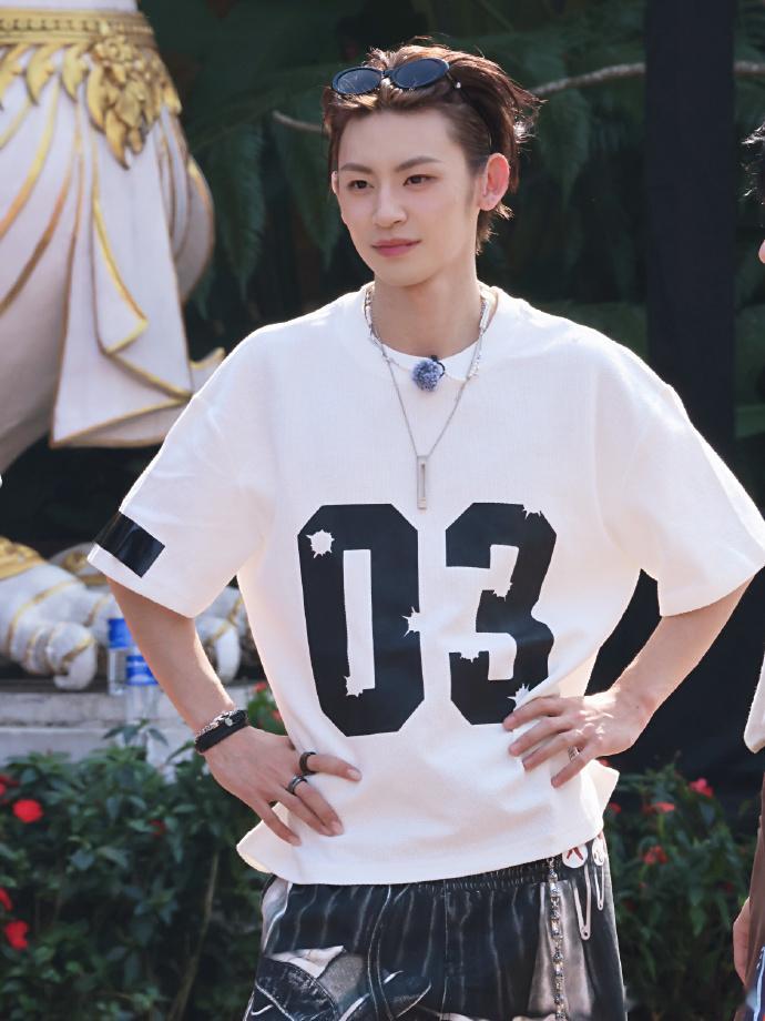 小鬼王琳凯偏要问鸡翅“不好吃吗”，尝了之后直接表情包上线，这拱火把自己坑了的名场