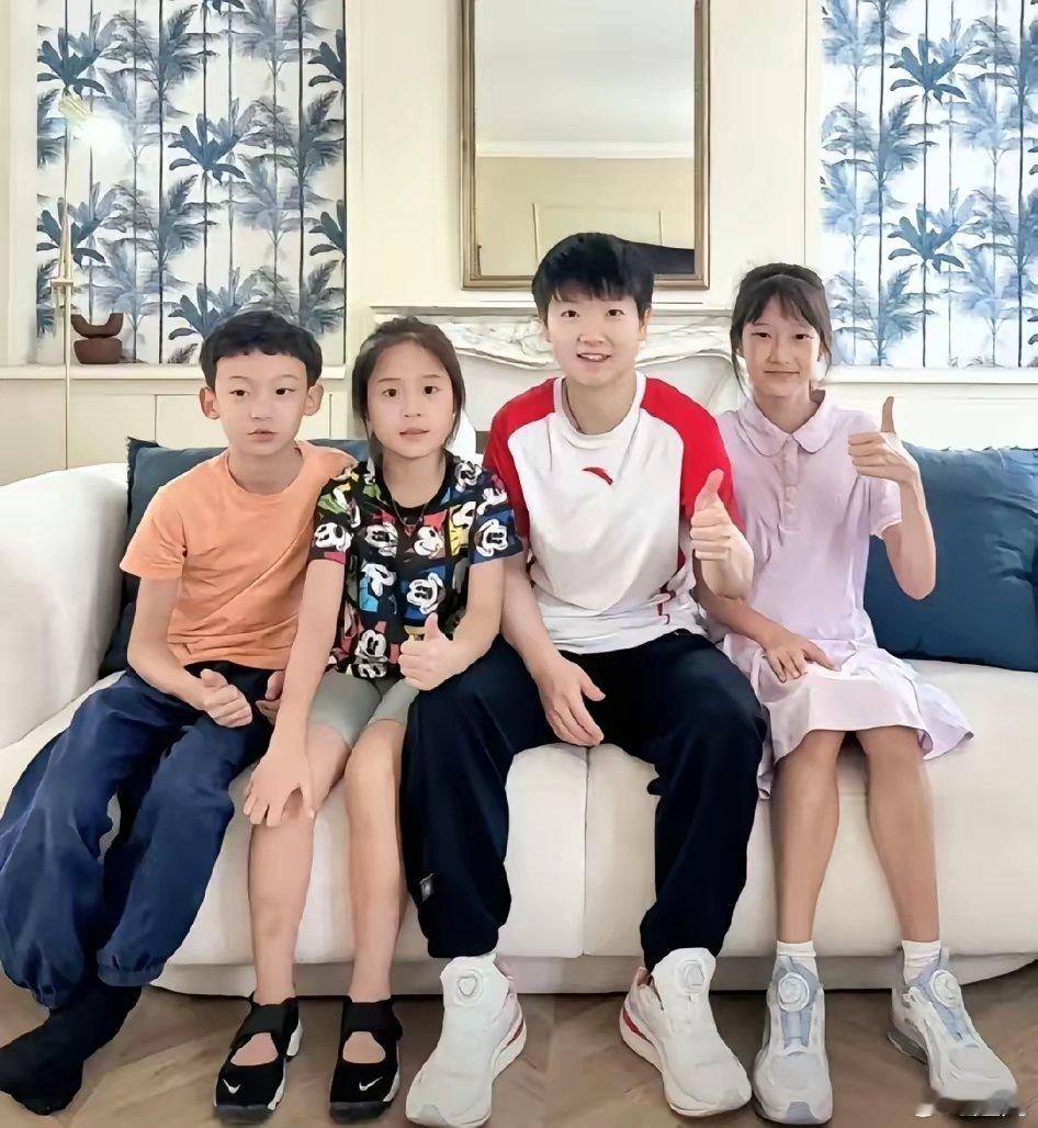 等几个孩子长大了，莎莎不会还这样吧，真童颜啊，坐在中间好像刚刚毕业的初中生，太嫩