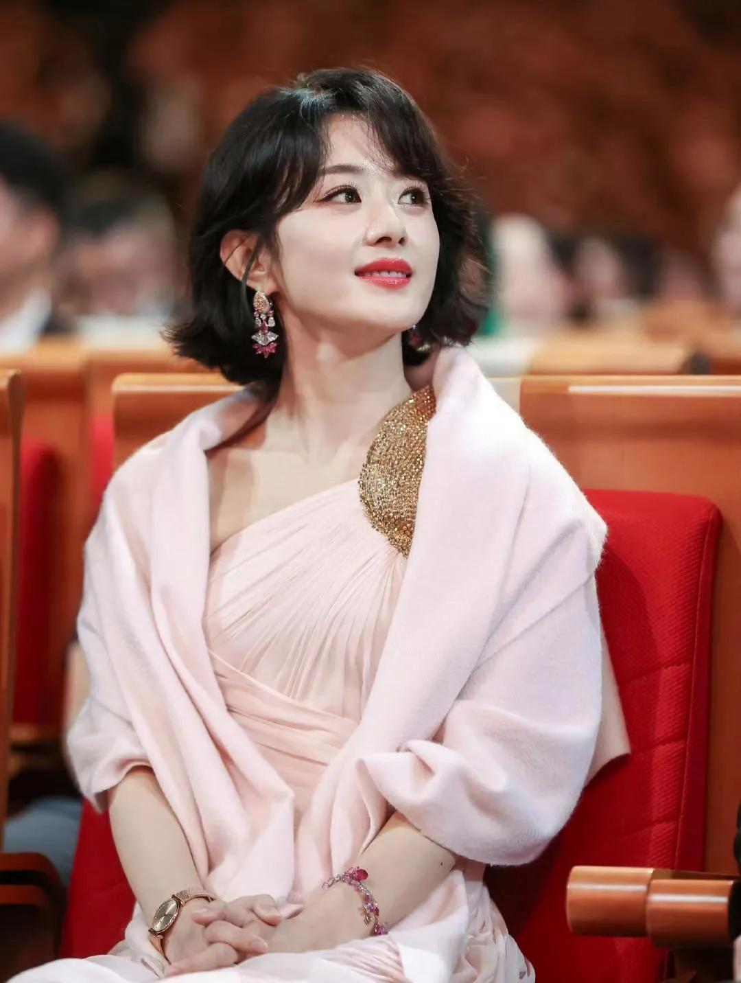 大家发现没有，自从颖宝与冯绍峰分手后，变得成熟有女人味了。

图片中的她剪短了头