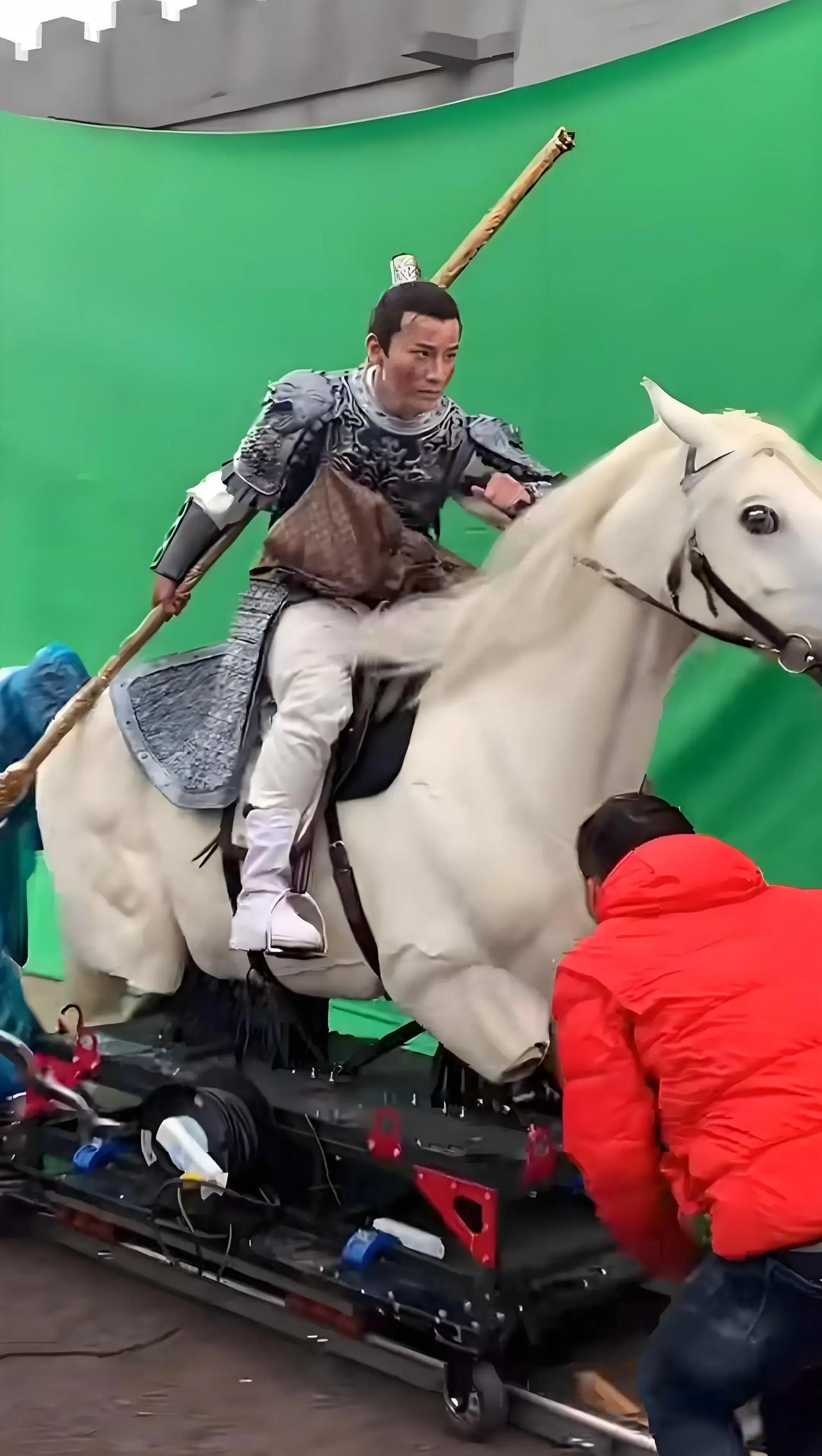 古装剧里的战马镜头原来是这样拍的！全靠假马道具和特效合成，现在演员都不需要真会骑