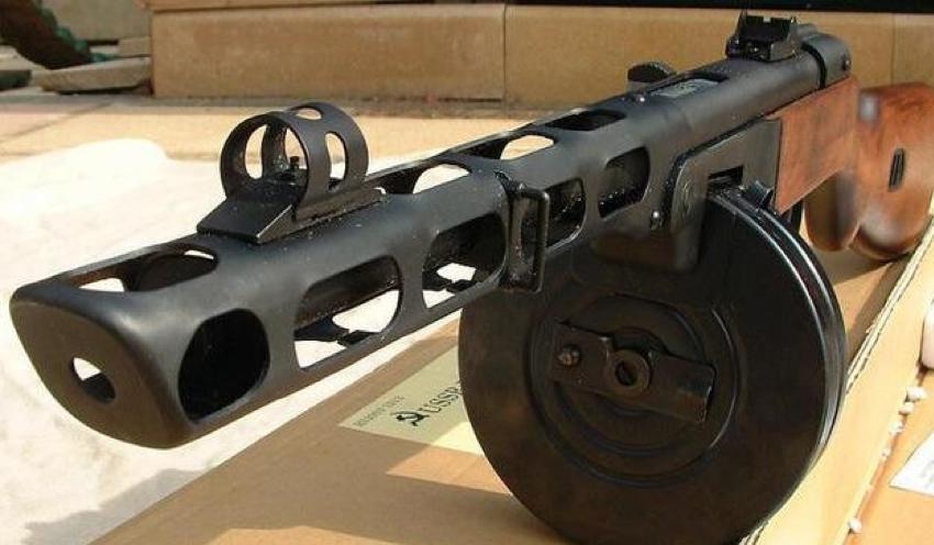 波波沙冲锋枪可是二战明星武器。它由乔治·什帕金设计，1940年底被苏军采用。和P