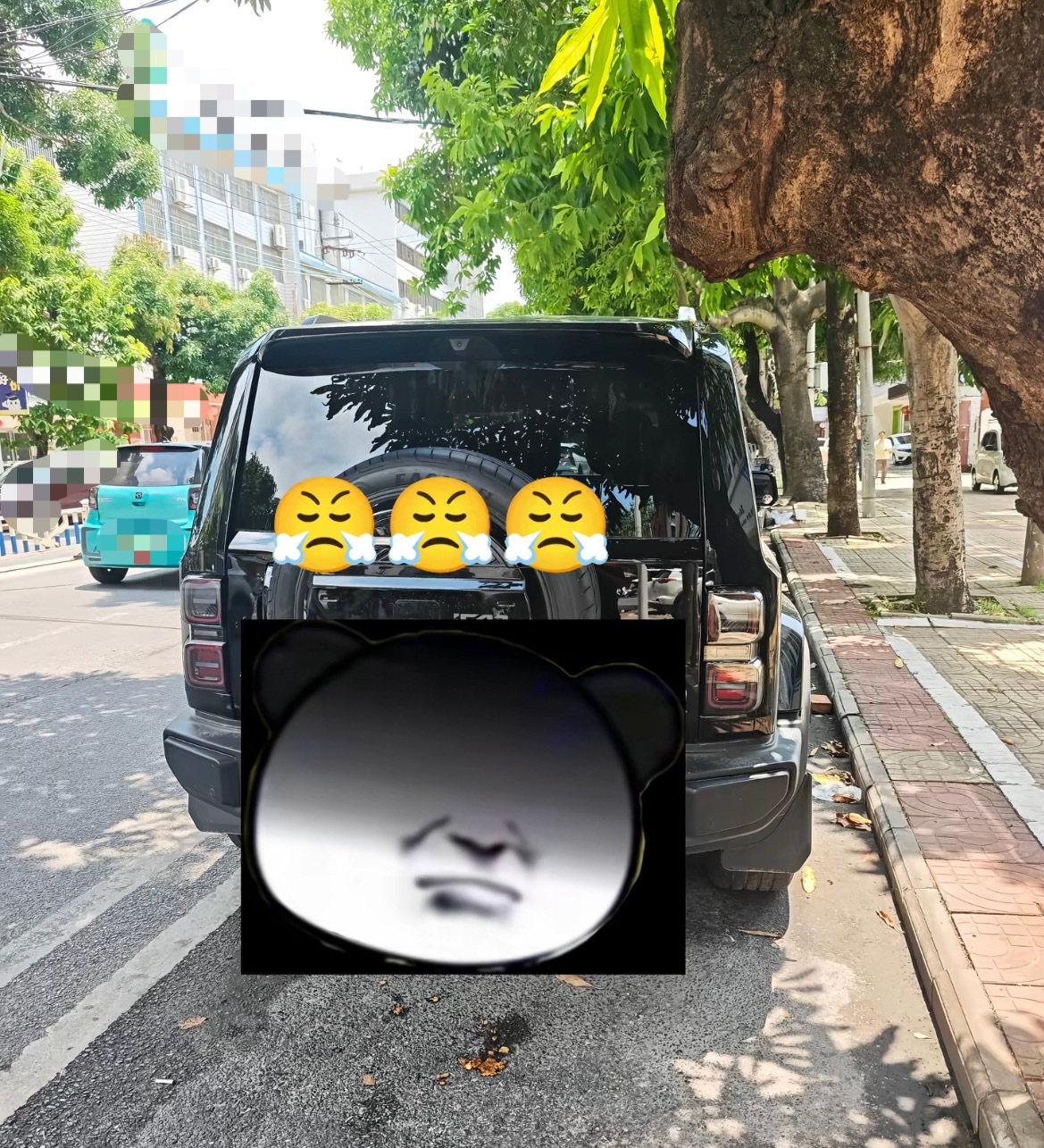 【北海合浦suv撞路边绿化树车顶凹了一块】近日，网友爆料称：北海合浦一辆suv越