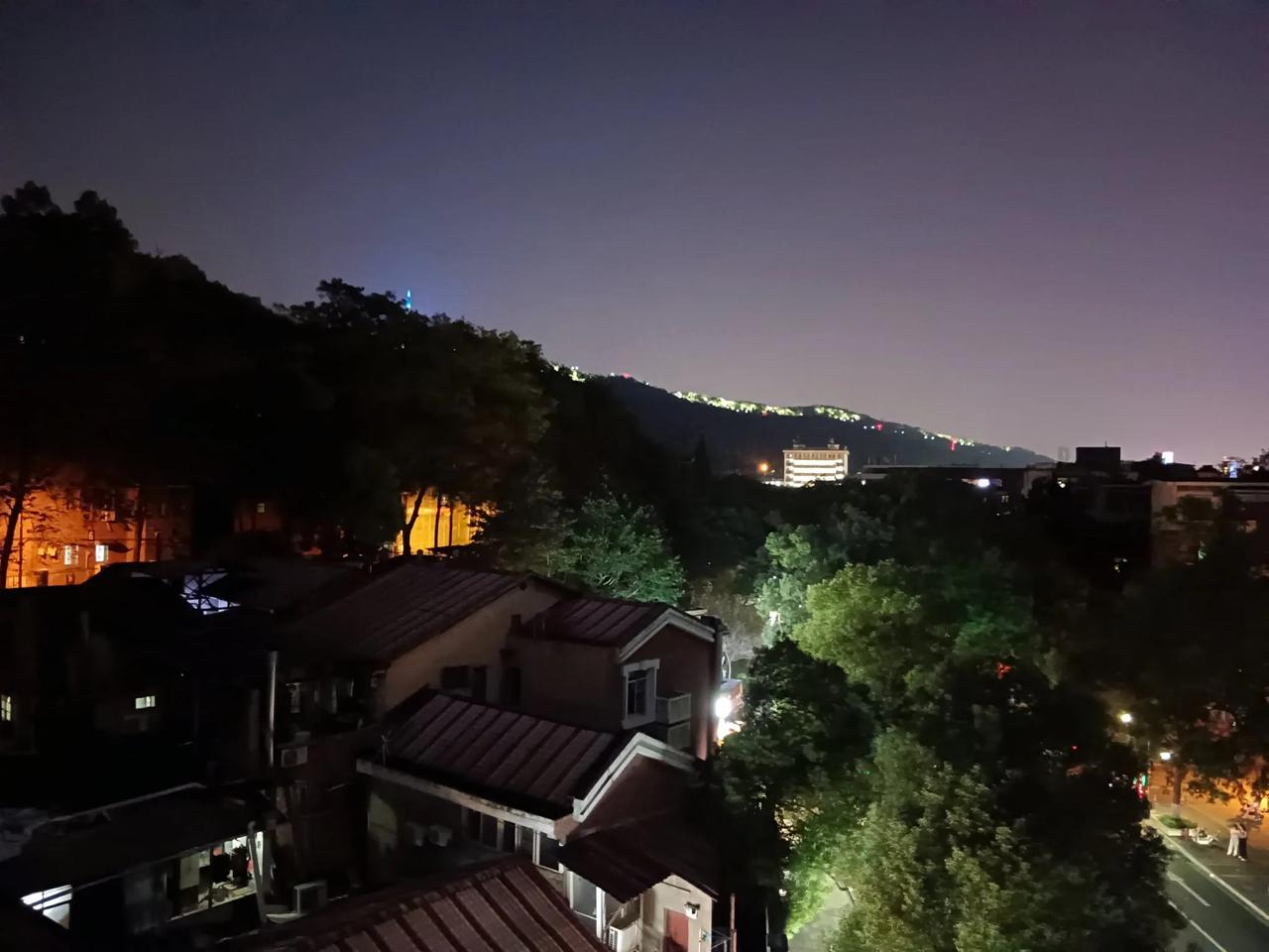 明日中秋月，也照临沂城。
​频接老家信，尽是问候声。
​老卜本木讷，不太懂人情。