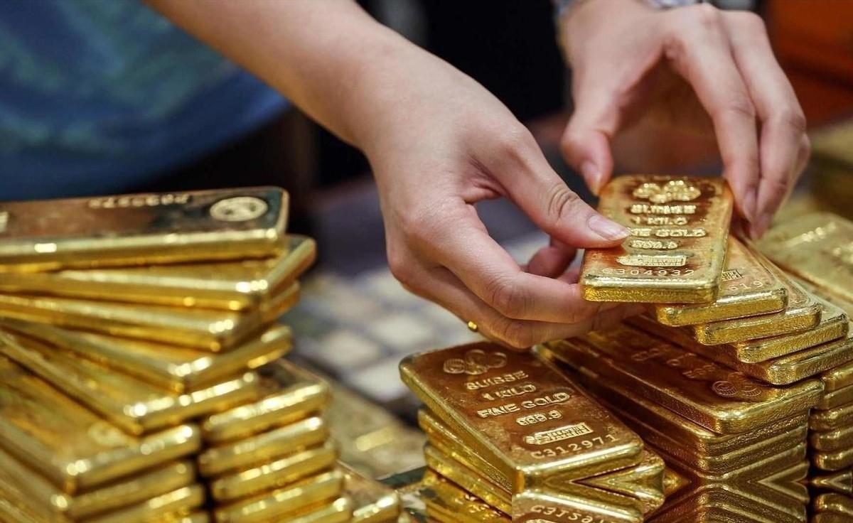 黄金跌 30% 央行买 400 吨，明年库存见底后要暴涨？
现在全球黄金价格已经