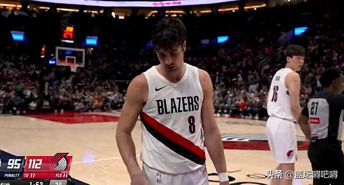 杨瀚森能够在这样一场季后赛级别的比赛中得到出场时会，即便是垃圾时间也足以见得开拓