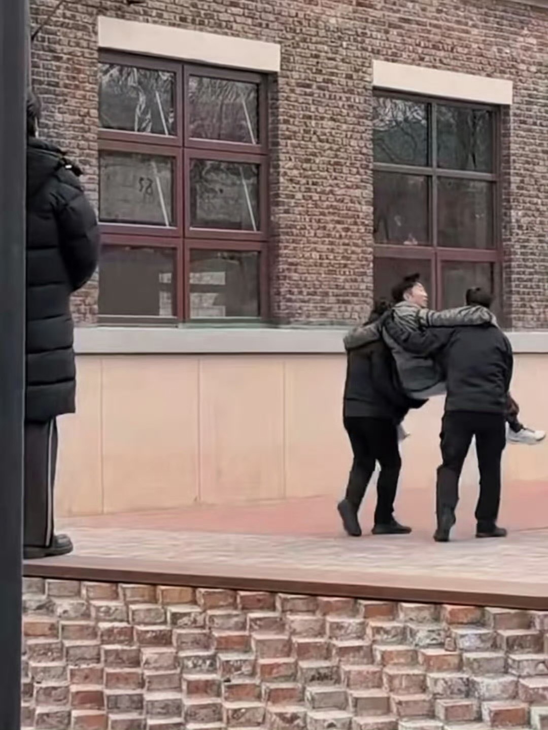 魏大勋像盘菜被端上来了笑不活了！魏大勋这是什么离谱综艺路透啊，被人抬着走的样子，