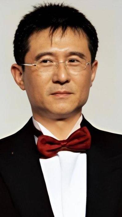 徐威，1961年生于北京，商界投资人、互联网先行者，乒乓球名将张怡宁的丈夫。毕业