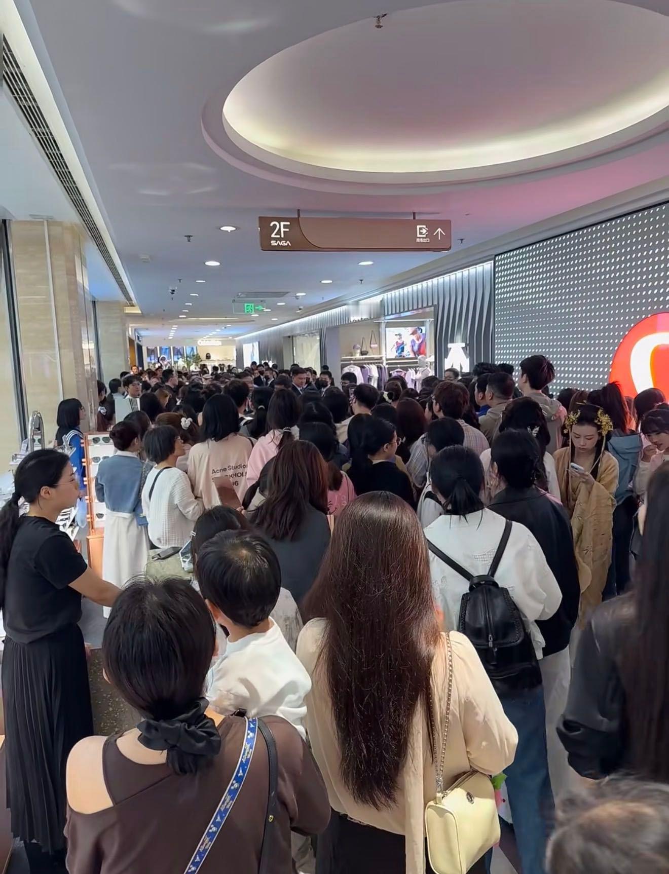 陈伟霆人气 西安的尖叫声有多大？这么说吧，我感觉整个脑袋都在嗡嗡响！陈伟霆西安线