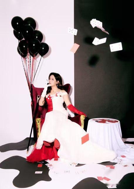 锤娜丽莎今天加麻加辣 哇，锤娜丽莎鸳鸯锅穿搭太吸睛！红汤似激情白汤如宁静，这创意