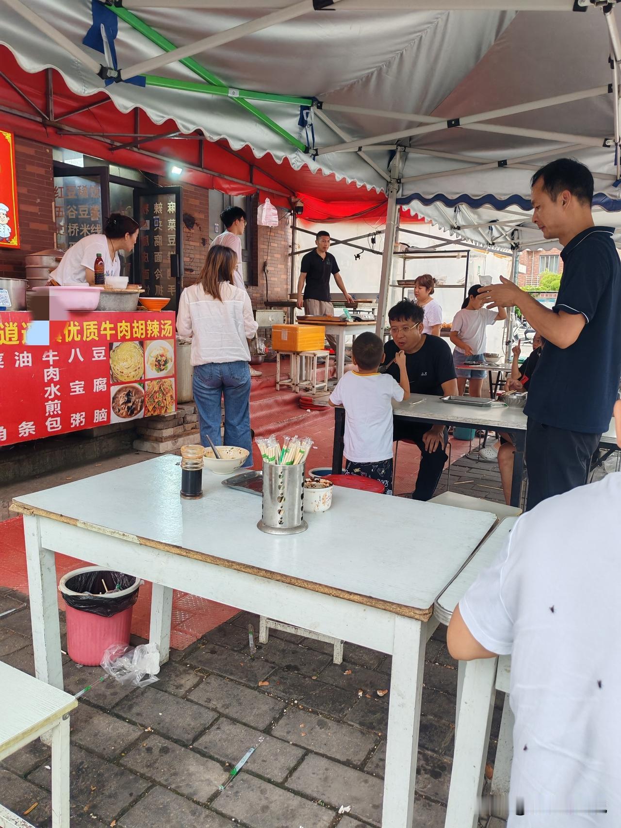 8月28日，今日路过西安经开区泾勤路一带，又看到了这个生机勃勃的早餐摊，不得不感