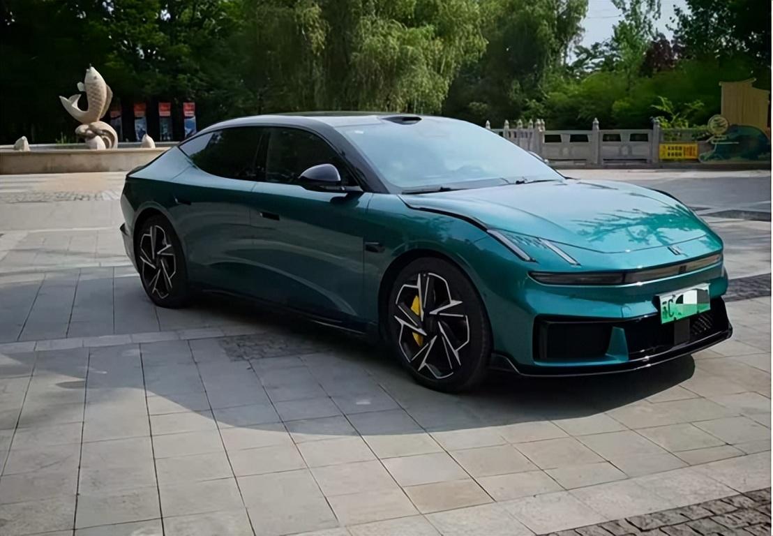 年轻人的生活半径不该被续航限制。领克10EV 816km的超长续航版本，让“诗和