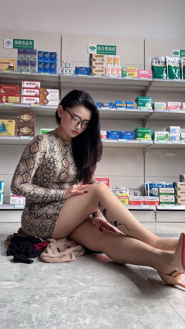 谁还不是小腰精 我的魅力不止一面 御姐风细跟高跟鞋太绝了 美女老板娘日常 是你的