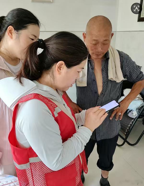 家里老人看不懂手机话费，网络连接也不太顺畅。联通工作人员上门服务，耐心逐项讲解话
