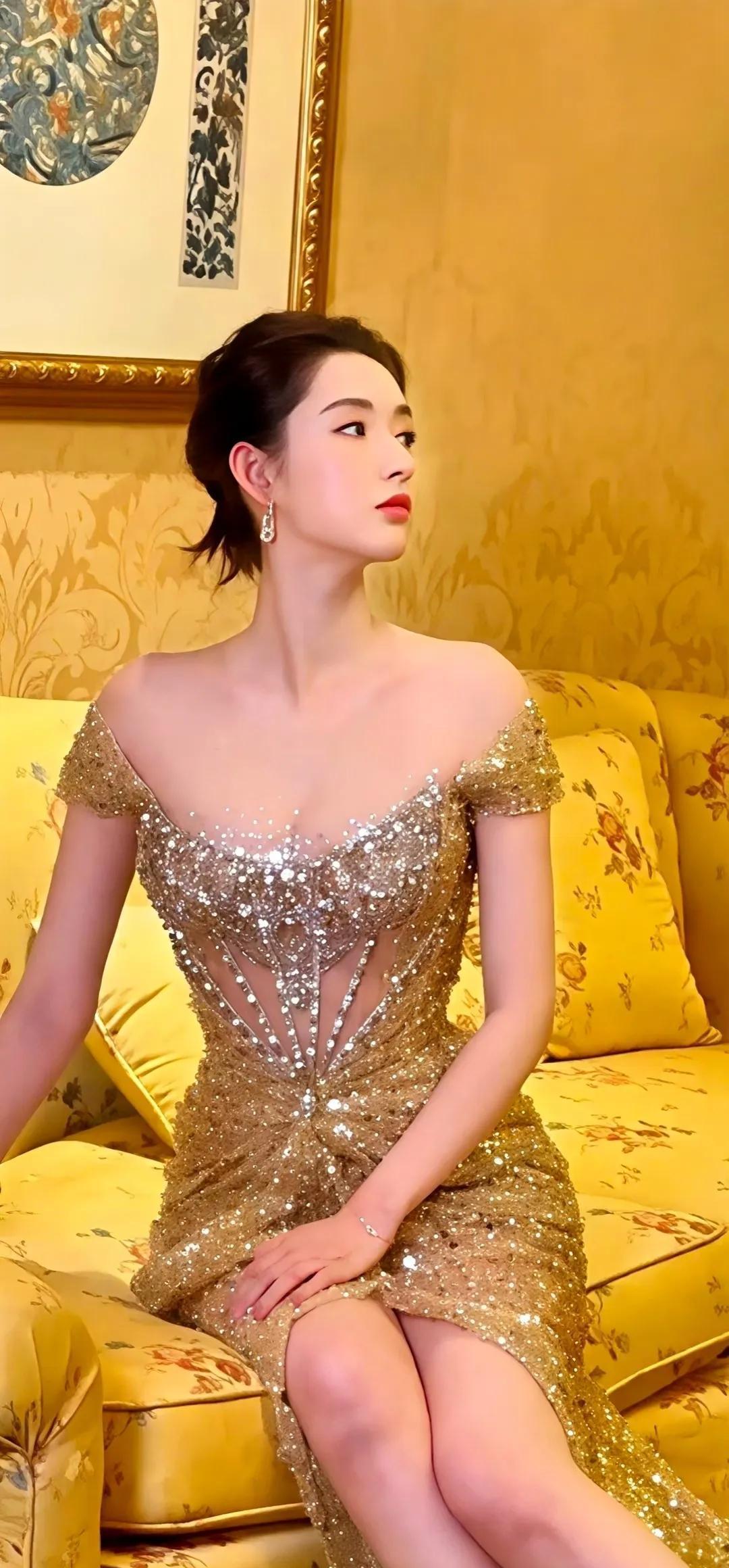 女明星穿深V礼服上热搜，通常只意味着一件事。
但王玉雯抖开了一件别的东西。
别的