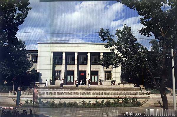 此地原本是抚顺市劳动公园内的山脚坡地。上世纪六十年代末，抚顺阶级教育馆在此辟地建