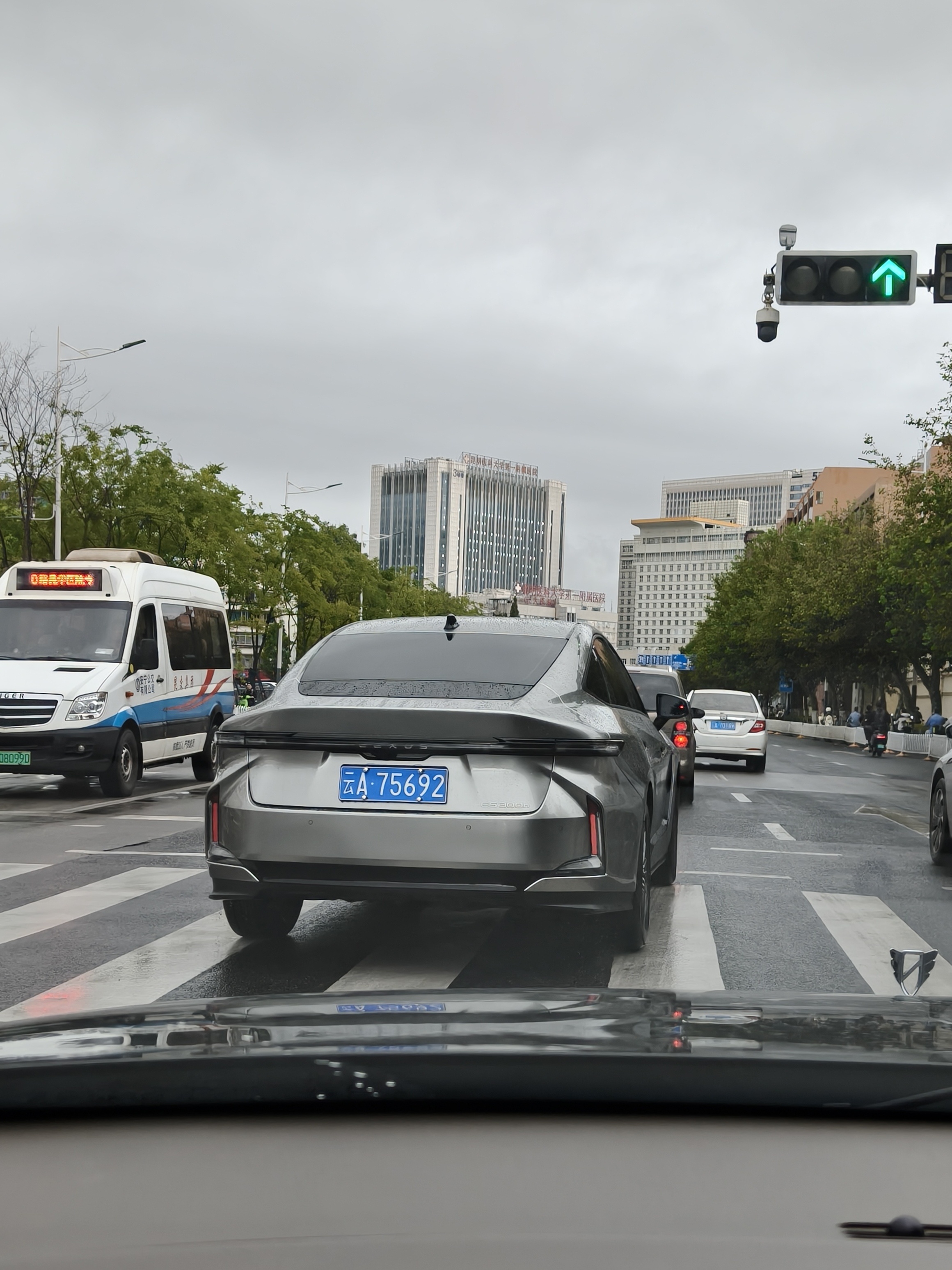 图1过于牛逼以至于我不敢近距离观赏，银色的新ES这个车尾怎么像被追尾过一样……图