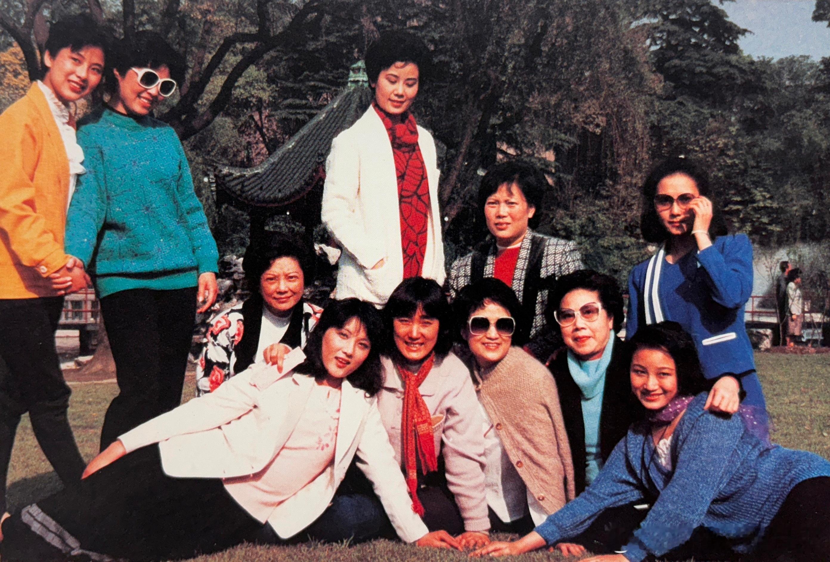 80年代中期徐玉兰、王文娟与“红楼剧团”的青年演员历史影像 ​​​