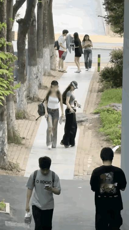 这两个女孩不像是一对双胞胎，因为她们的穿着打扮是不一样的，但是两个人的精神气质却